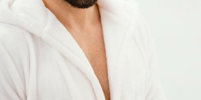 Vyras prižiūri nagus ir rankas namuose